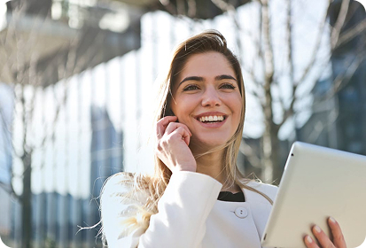 Mujer sonriendo al teléfono